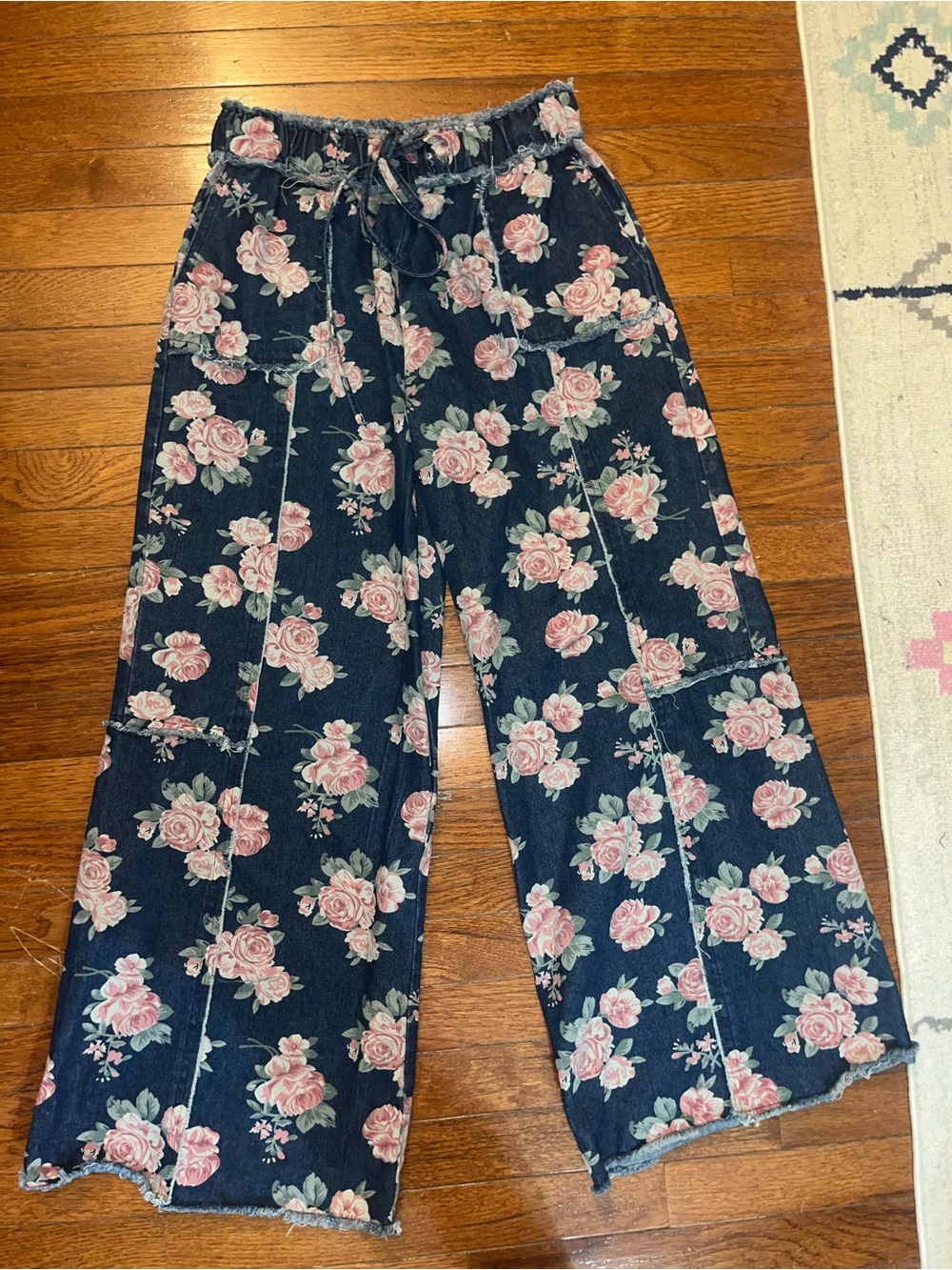 👖🌹💐BIBI size Medium Floral Wide-Leg Denim Pants with rope tie elastic waist
